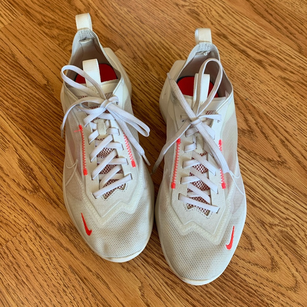 Nike Vista Lite in white/crimson